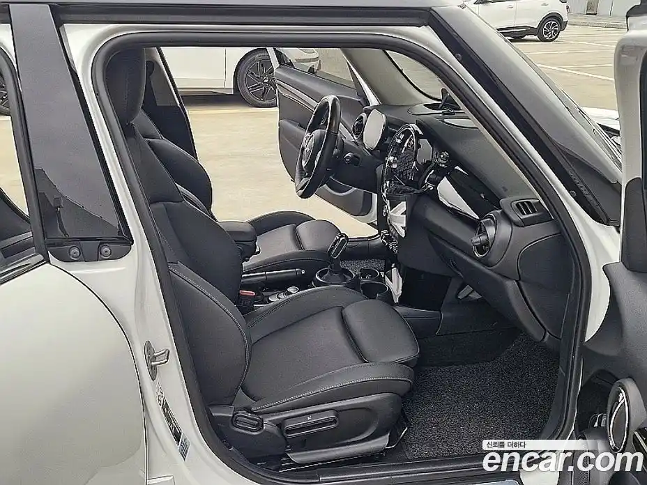 Mini Cooper 2024 1.5 гидро в Москве № 226345, фото 8