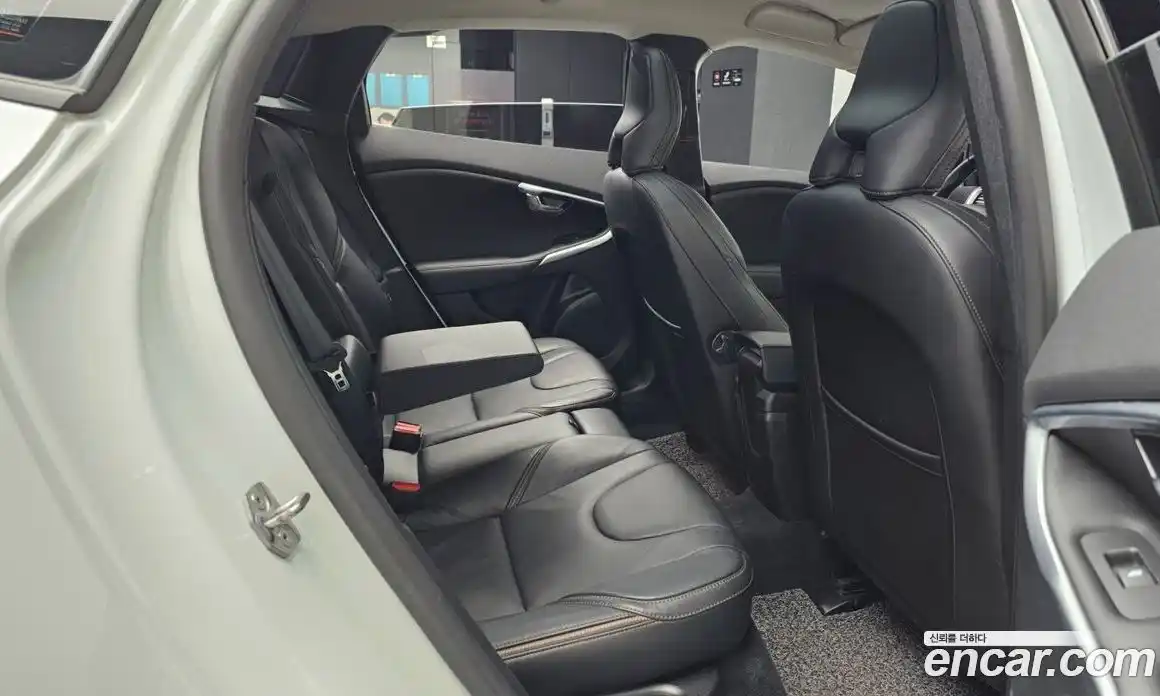 Volvo V40 2018 2.0 гидро в Москве № 230497, фото 12