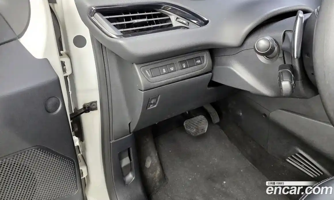 Peugeot 208 2015 1.4 гидро в Москве № 1015832, фото 16