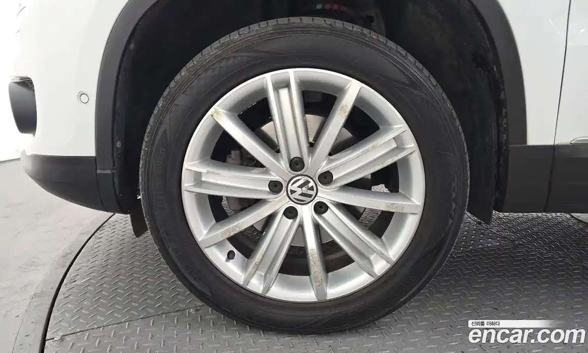Volkswagen Tiguan 2015 2.0 гидро в Москве № 168957, фото 5