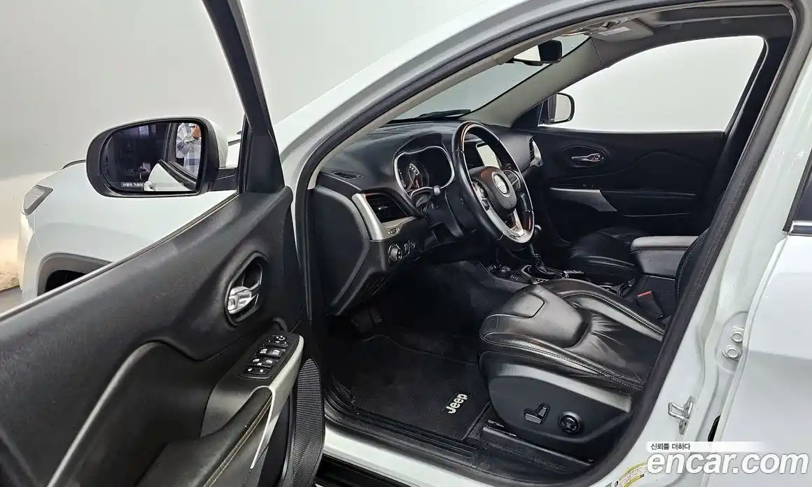 Jeep Cherokee 2018 2.4 гидро в Москве № 232630, фото 11