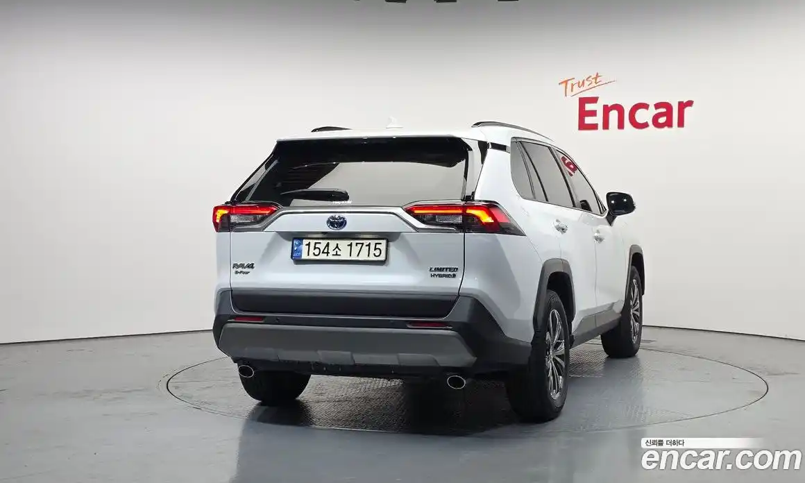 Toyota RAV4 2023 2.5 гидро в Москве № 584580, фото 4
