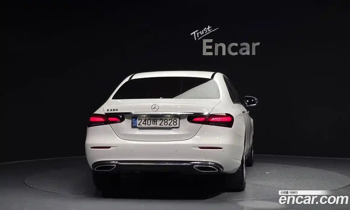 Mercedes-Benz E-Class 2022 2.0 гидро, фото 4