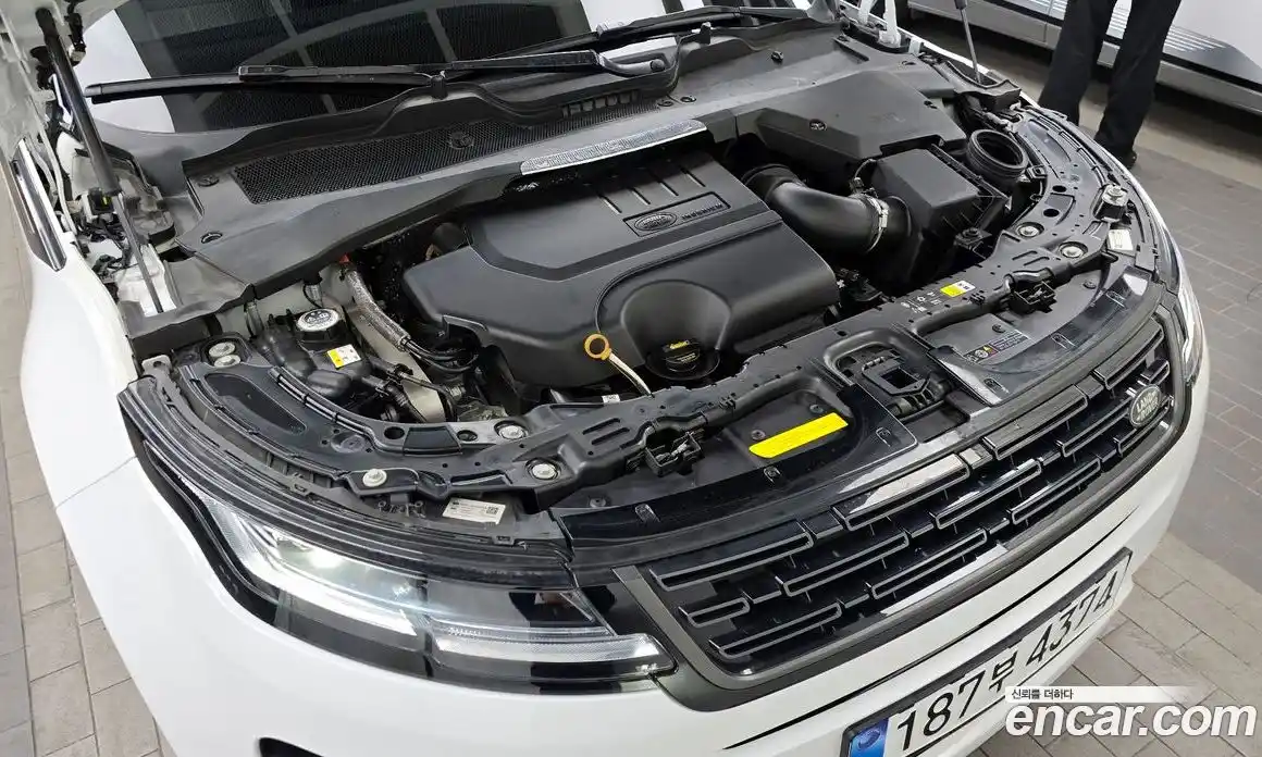 Land Rover Range-Rover Evoque 2024 2.0 гидро в Москве № 166055, фото 6