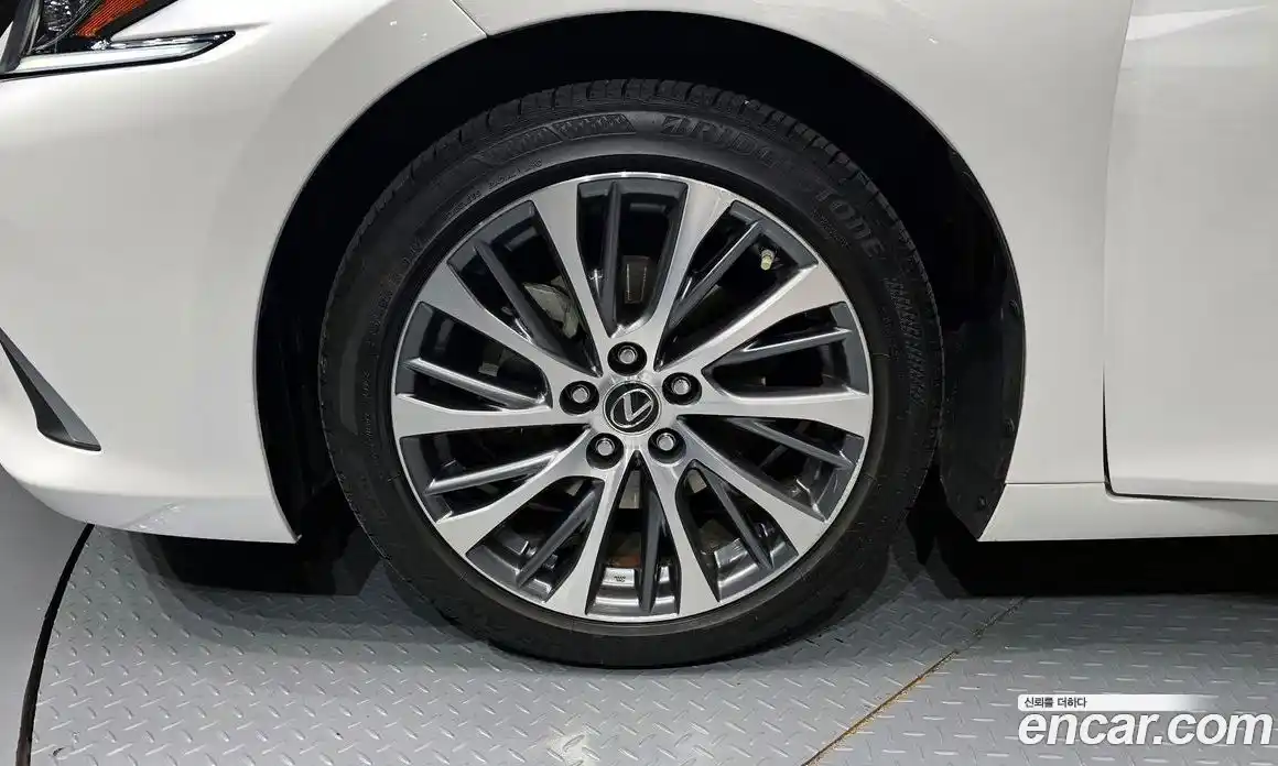 Lexus ES 2018 2.5 гидро в Москве № 168132, фото 5