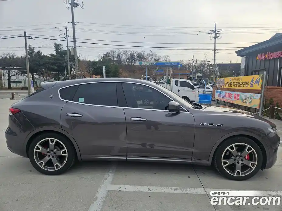 Maserati Levante 2018 3.0 гидро в Москве № 256017, фото 11