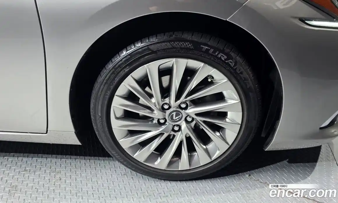 Lexus ES 2018 2.5 гидро в Москве № 198797, фото 5