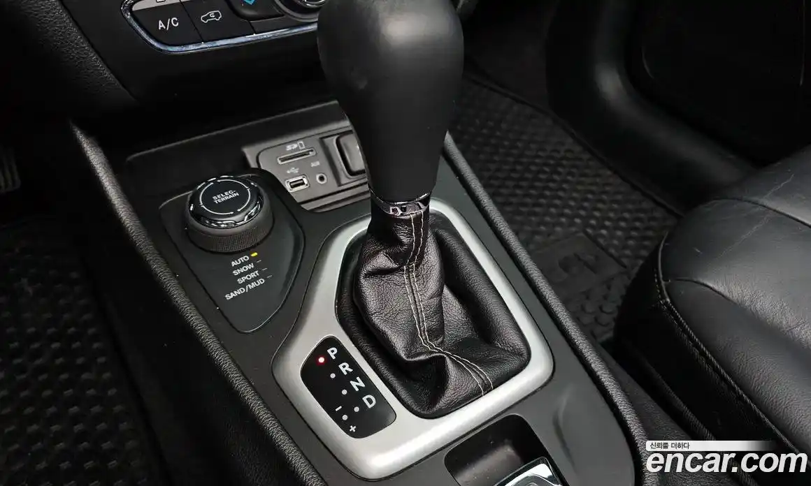 Jeep Cherokee 2017 2.4 гидро в Москве № 232656, фото 9
