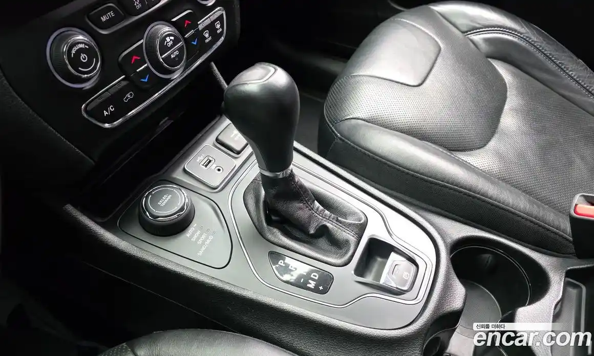 Jeep Cherokee 2018 2.4 гидро в Москве № 232735, фото 9