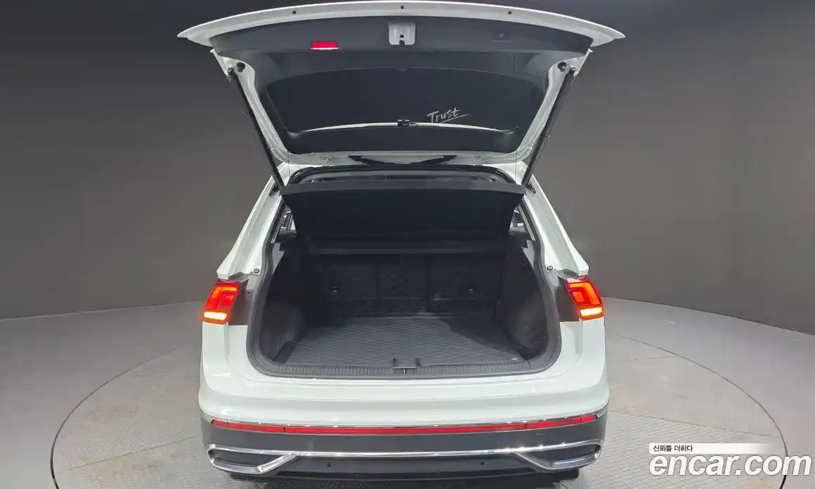 Volkswagen Tiguan 2023 2.0 гидро в Москве № 432233, фото 20