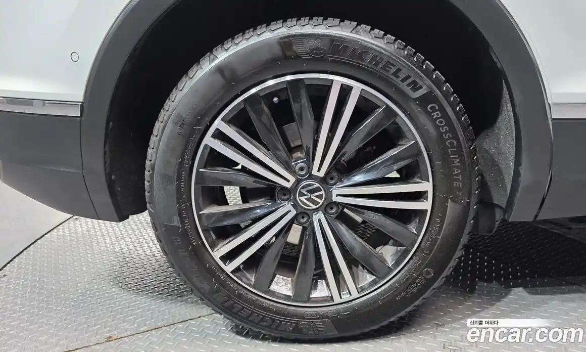 Volkswagen Tiguan 2023 2.0 гидро в Москве № 432233, фото 5