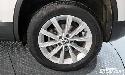 Volkswagen Tiguan 2015 2.0 гидро в Москве № 169041, миниатюра 5