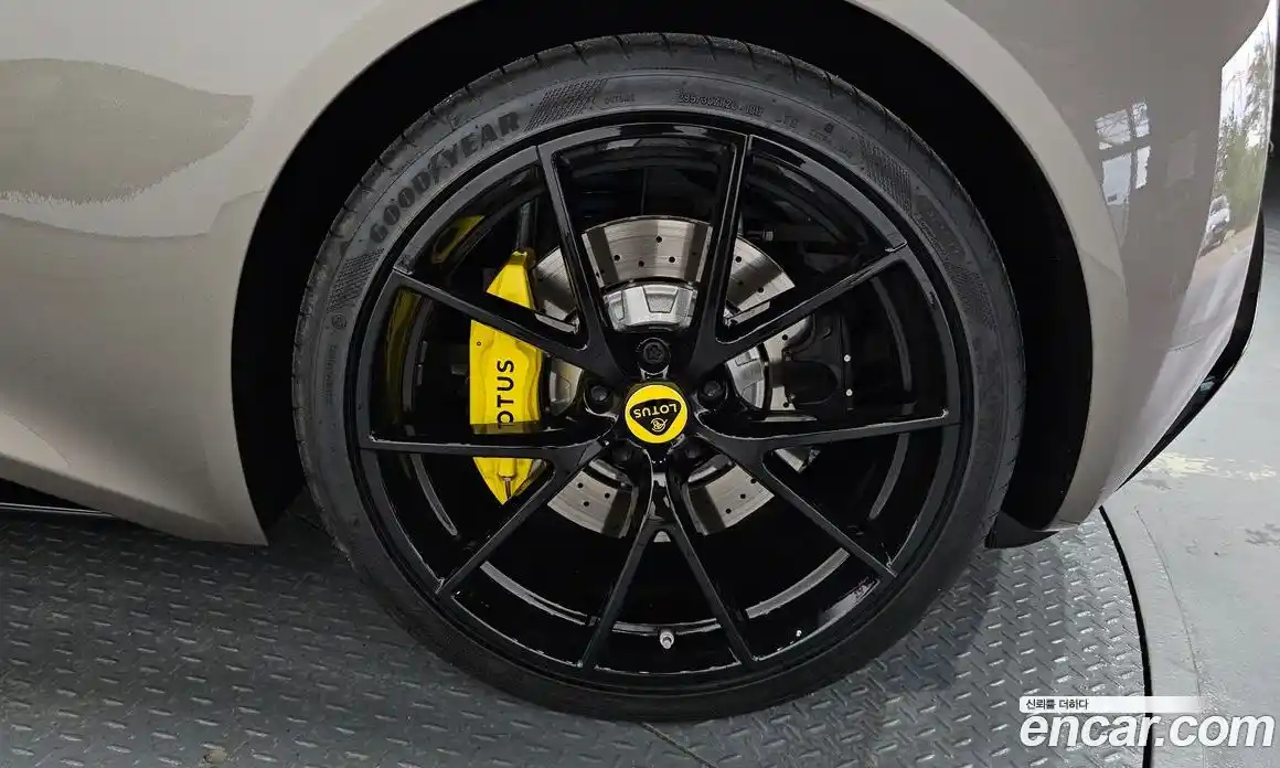 Lotus Emira 2024 3.5 механика в Москве № 256845, фото 5