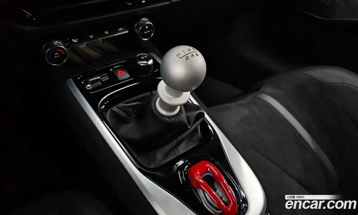 Lotus Emira 2024 3.5 механика в Москве № 256845, фото 9