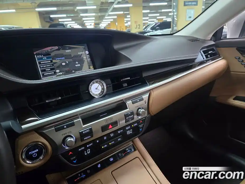 Lexus ES 2018 2.5 гидро в Москве № 802724, фото 7