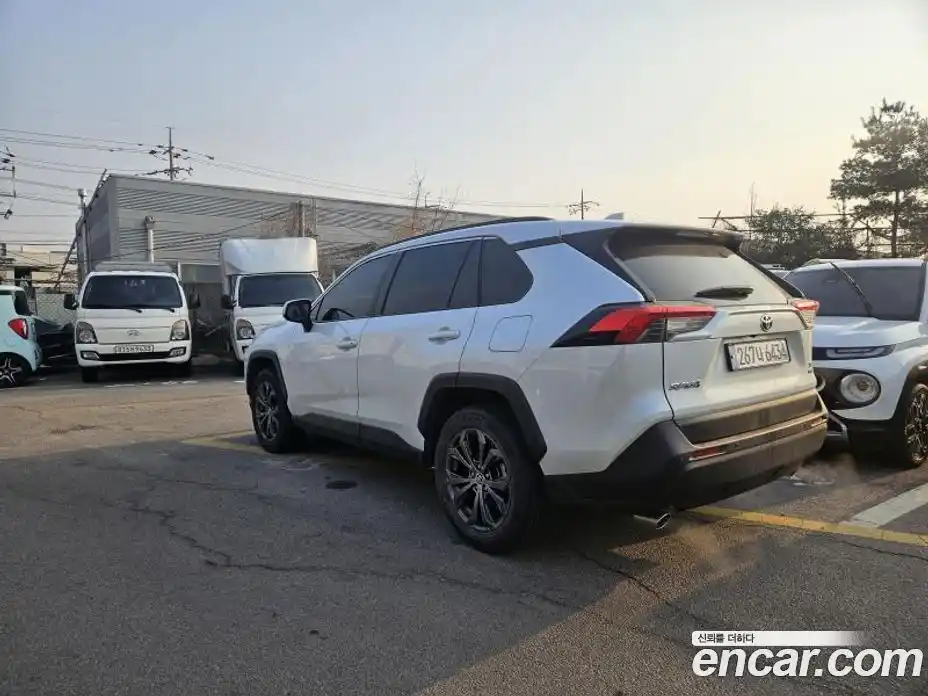 Toyota RAV4 2024 2.5 гидро в Москве № 1015171, фото 4