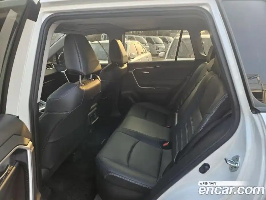 Toyota RAV4 2024 2.5 гидро в Москве № 1015171, фото 8