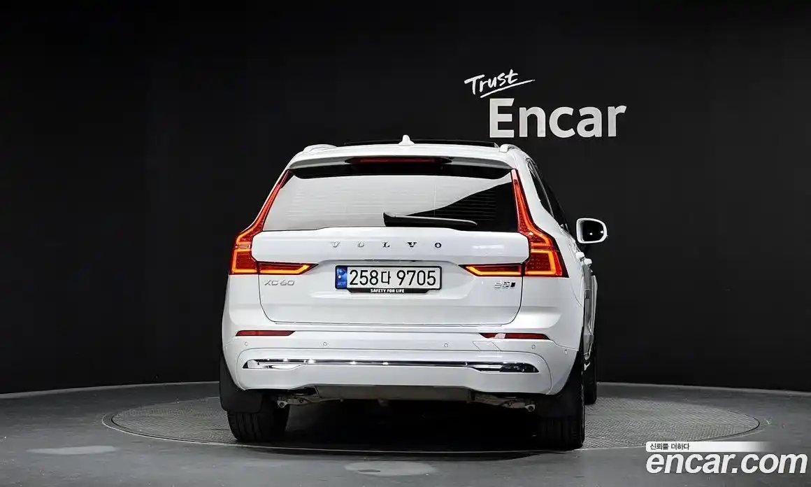 Volvo XC60 2023 2.0 гидро в Москве № 292441, фото 4