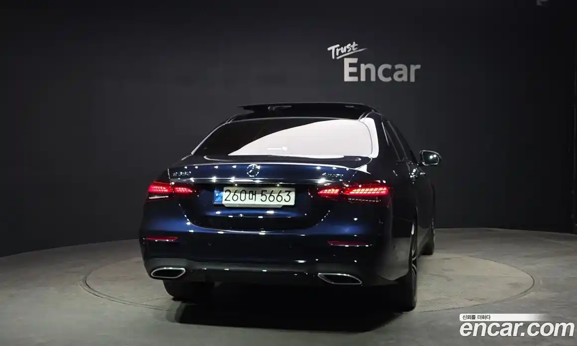 Mercedes-Benz E-Class 2023 2.0 гидро, фото 4