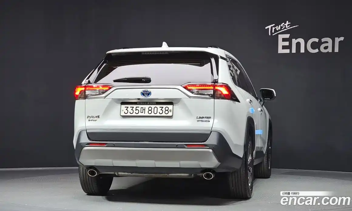 Toyota RAV4 2024 2.5 гидро в Москве № 170173, фото 4