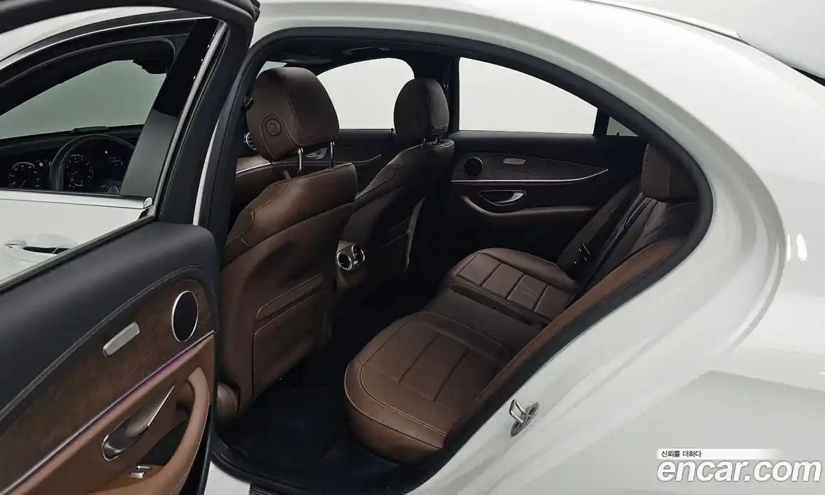 Mercedes-Benz E-Class 2023 2.0 гидро, фото 12