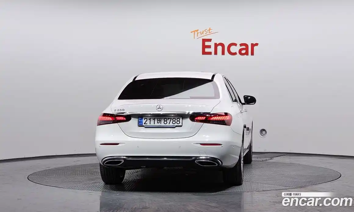Mercedes-Benz E-Class 2023 2.0 гидро, фото 4