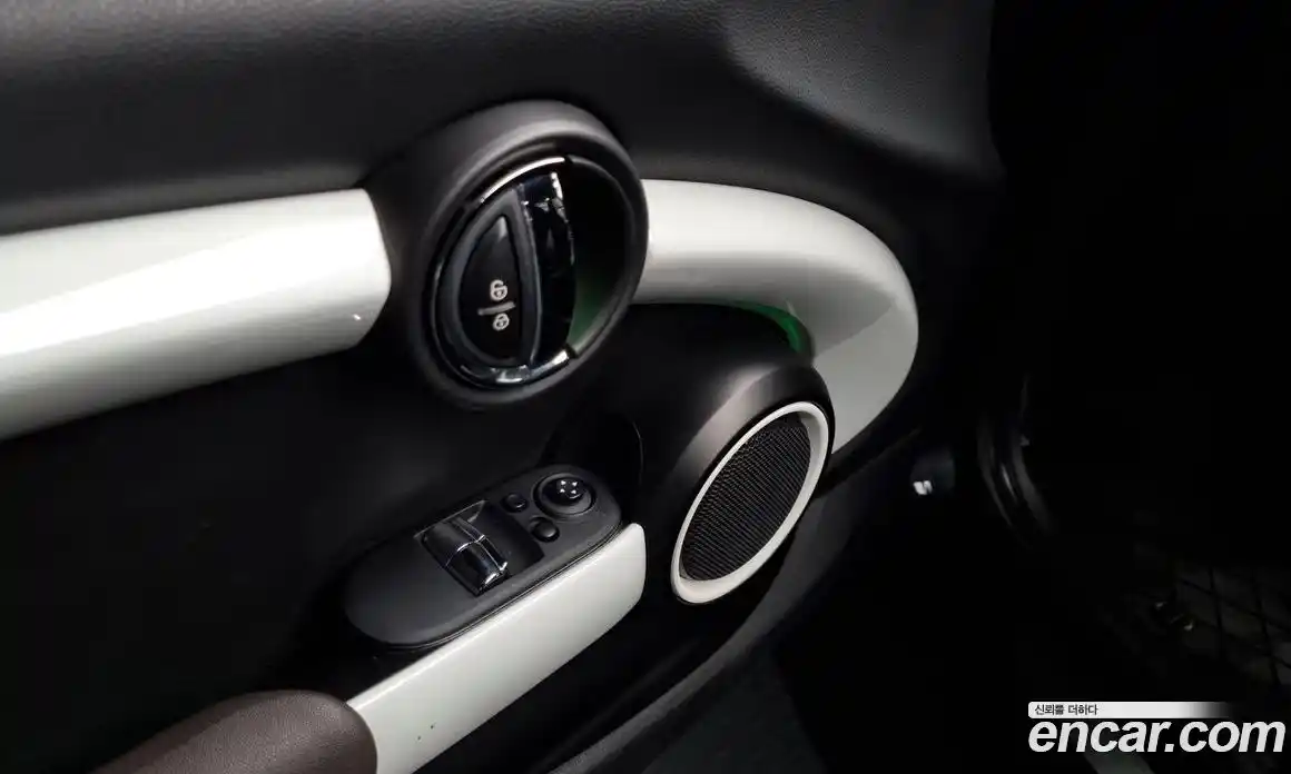 Mini Cooper 2015 1.5 гидро в Москве № 224815, фото 18