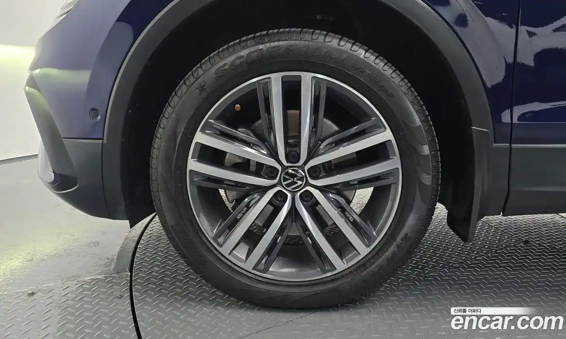 Volkswagen Tiguan 2023 2.0 гидро в Москве № 232078, фото 5