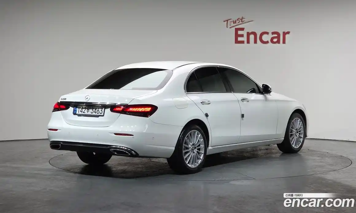 Mercedes-Benz E-Class 2022 2.0 гидро, фото 1