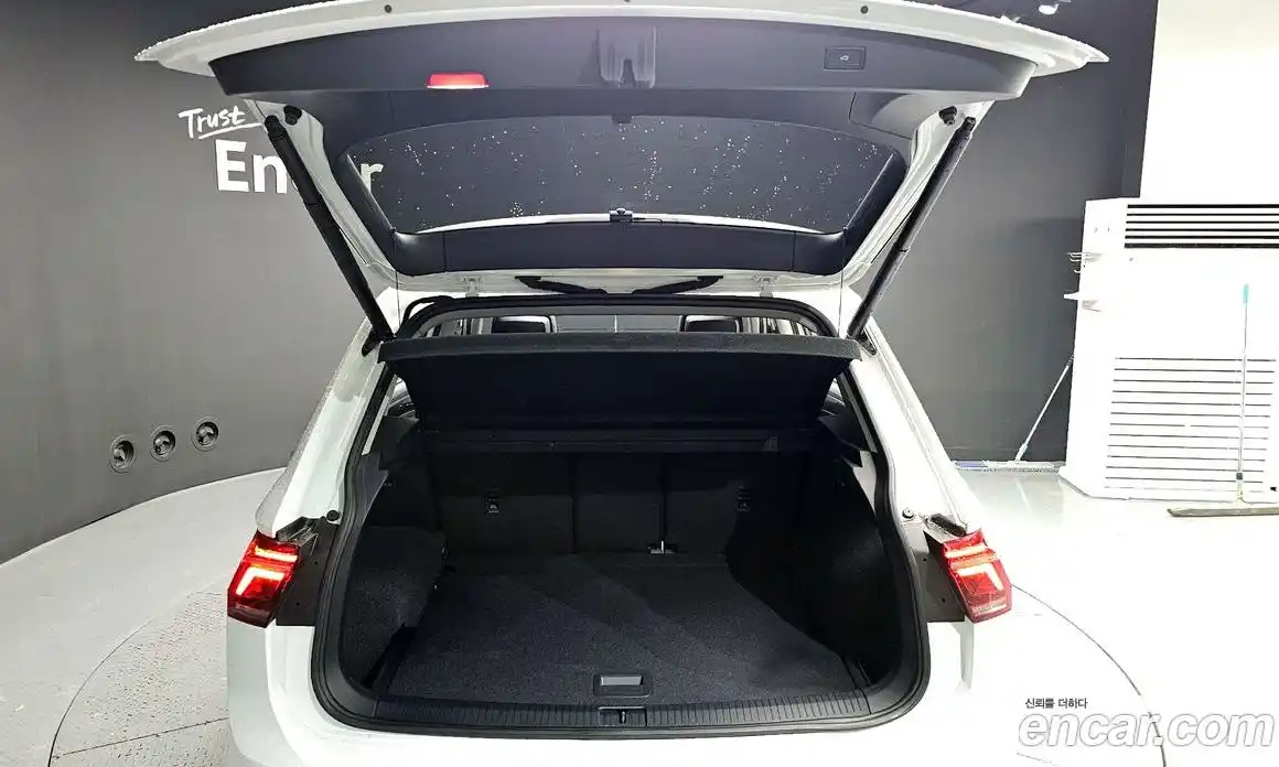 Volkswagen Tiguan 2023 2.0 гидро в Москве № 826100, фото 20