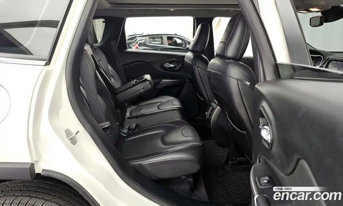 Jeep Cherokee 2018 2.4 гидро в Москве № 725286, фото 12
