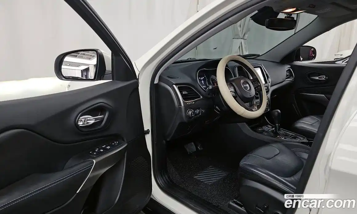 Jeep Cherokee 2018 2.4 гидро в Москве № 725286, фото 10