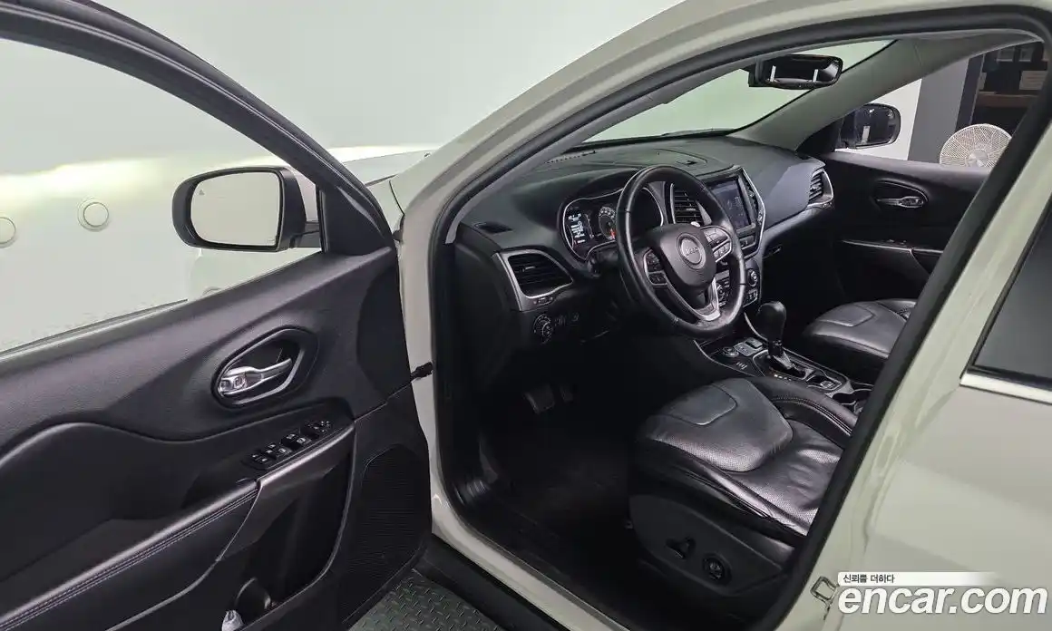 Jeep Cherokee 2018 2.4 гидро в Москве № 232750, фото 11