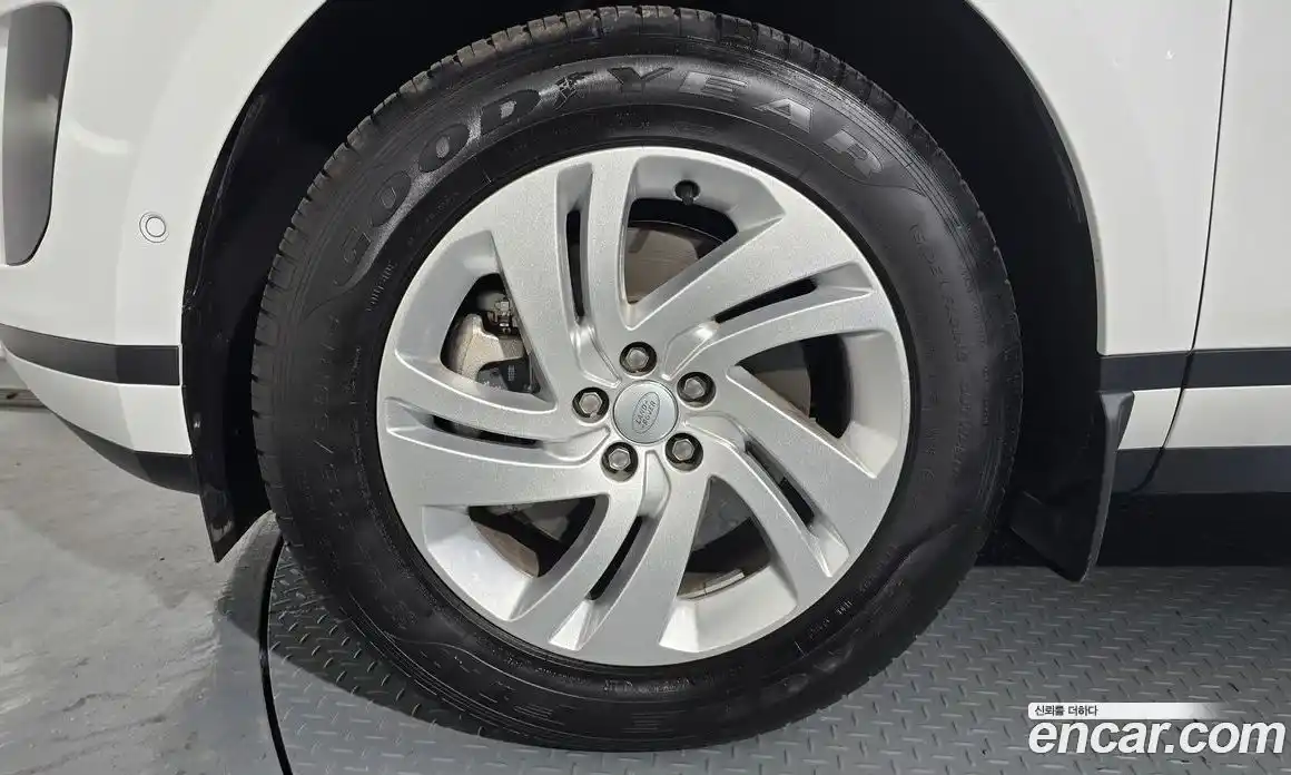 Land Rover Range-Rover Evoque 2025 2.0 гидро в Москве № 374676, фото 4
