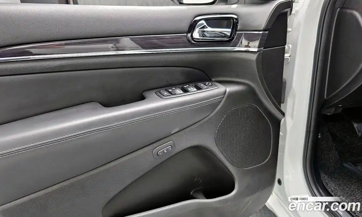 Jeep Cherokee 2019 3.6 гидро в Москве № 169633, фото 17