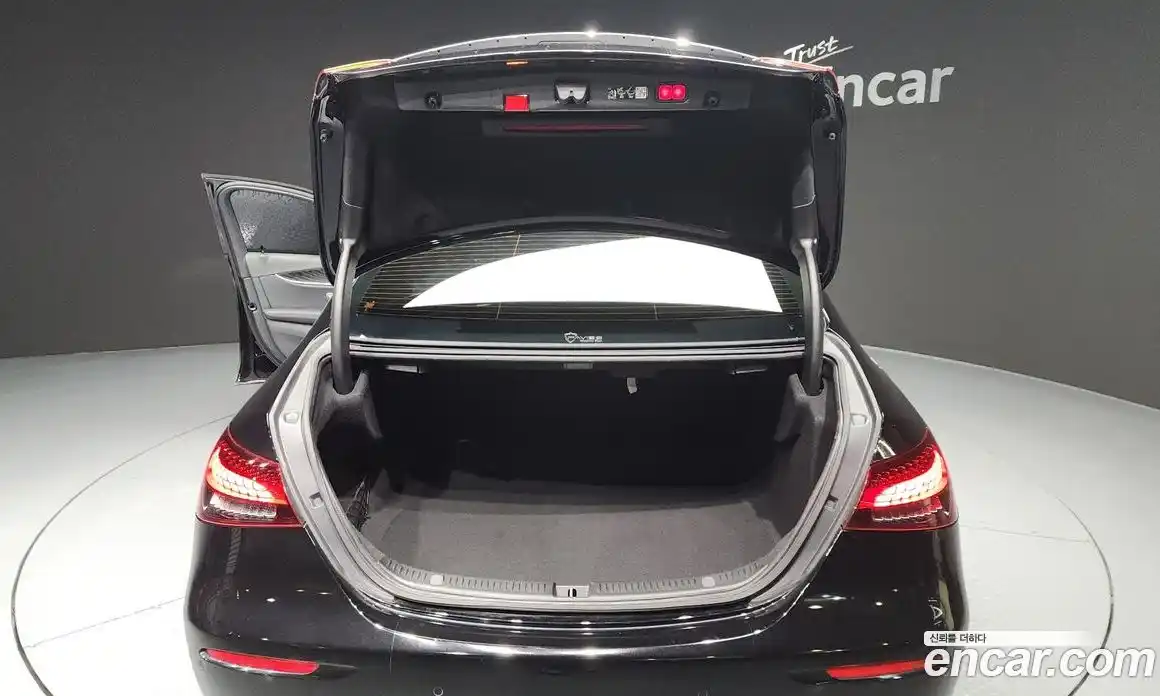 Mercedes-Benz E-Class 2023 2.0 гидро, фото 20