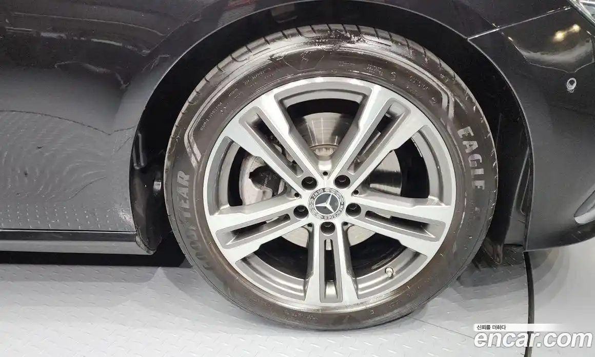 Mercedes-Benz E-Class 2023 2.0 гидро, фото 5
