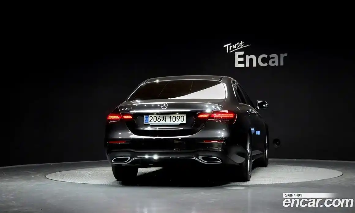 Mercedes-Benz E-Class 2023 2.0 гидро, фото 4