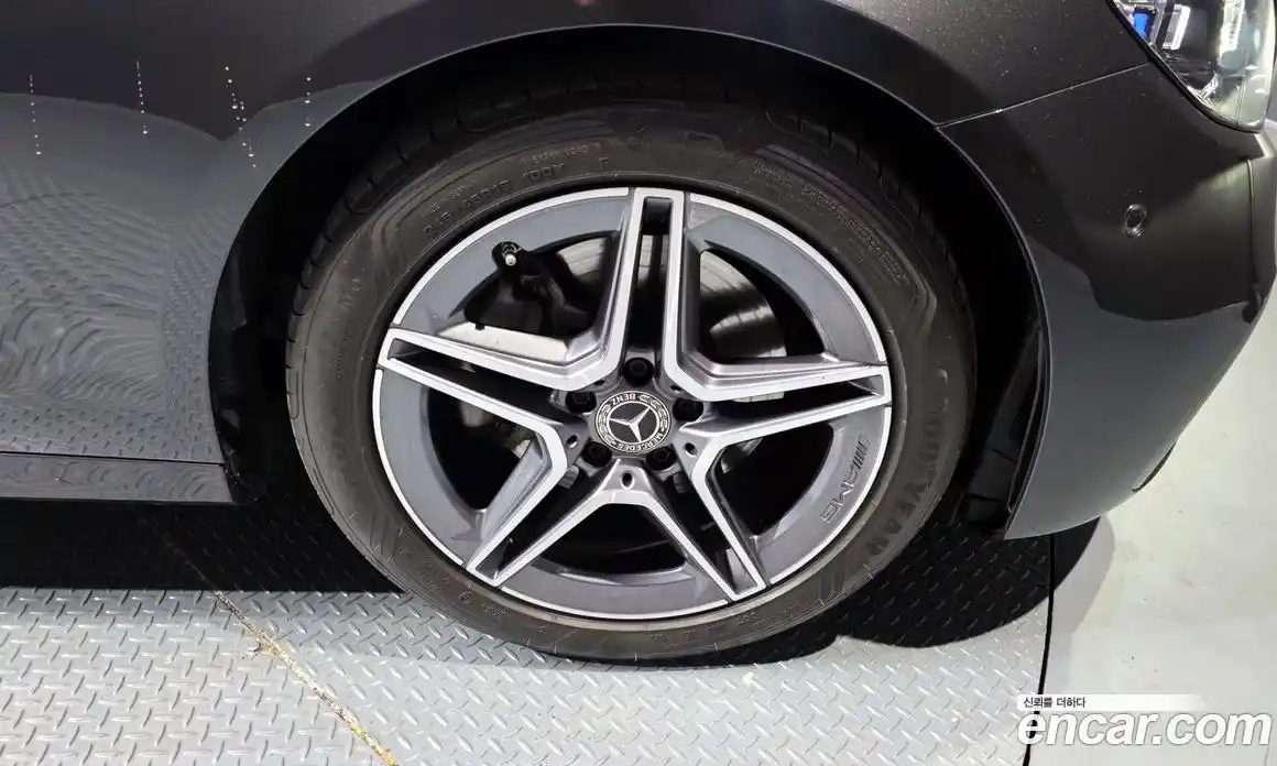 Mercedes-Benz E-Class 2023 2.0 гидро, фото 5