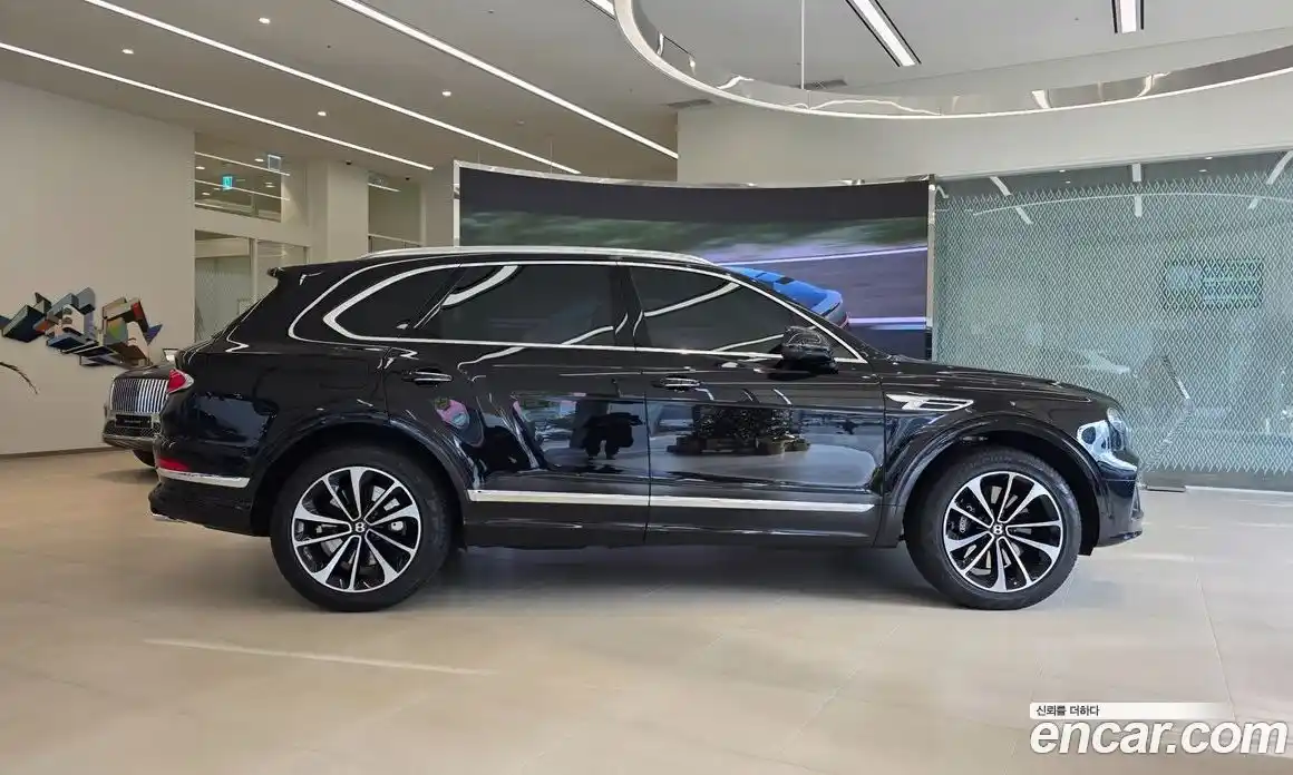 Bentley Bentayga 2025 4.0 гидро в Москве № 366389, фото 4