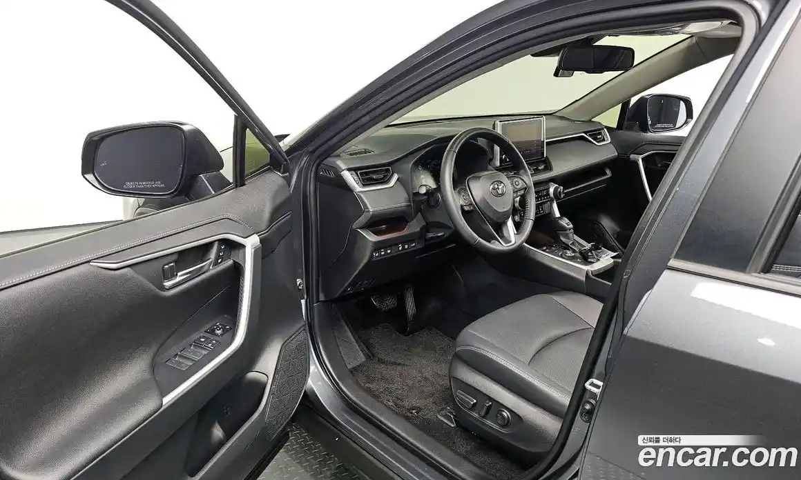 Toyota RAV4 2023 2.5 гидро в Москве № 199532, фото 11