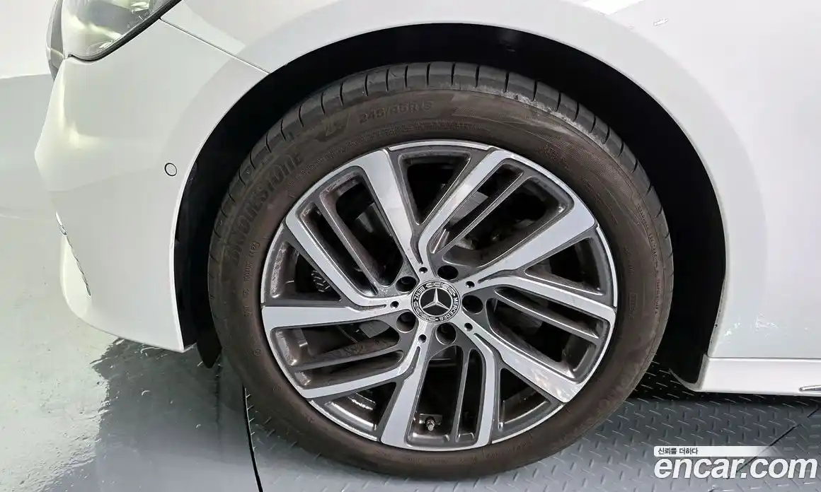Mercedes-Benz E-Class 2025 2.0 гидро, фото 5