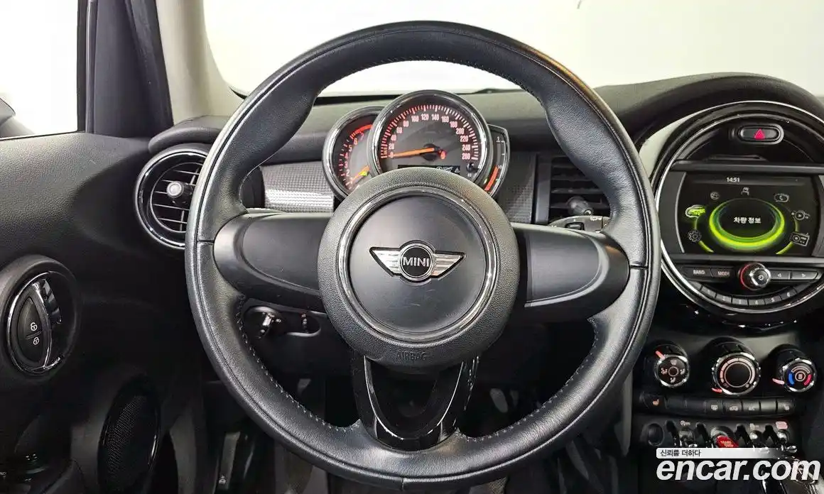Mini Cooper 2017 1.5 гидро в Москве № 1013899, фото 13