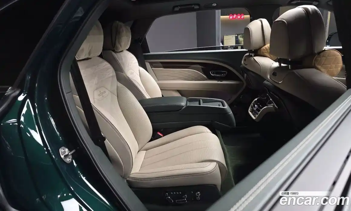 Bentley Bentayga 2024 4.0 гидро в Москве № 611624, фото 12