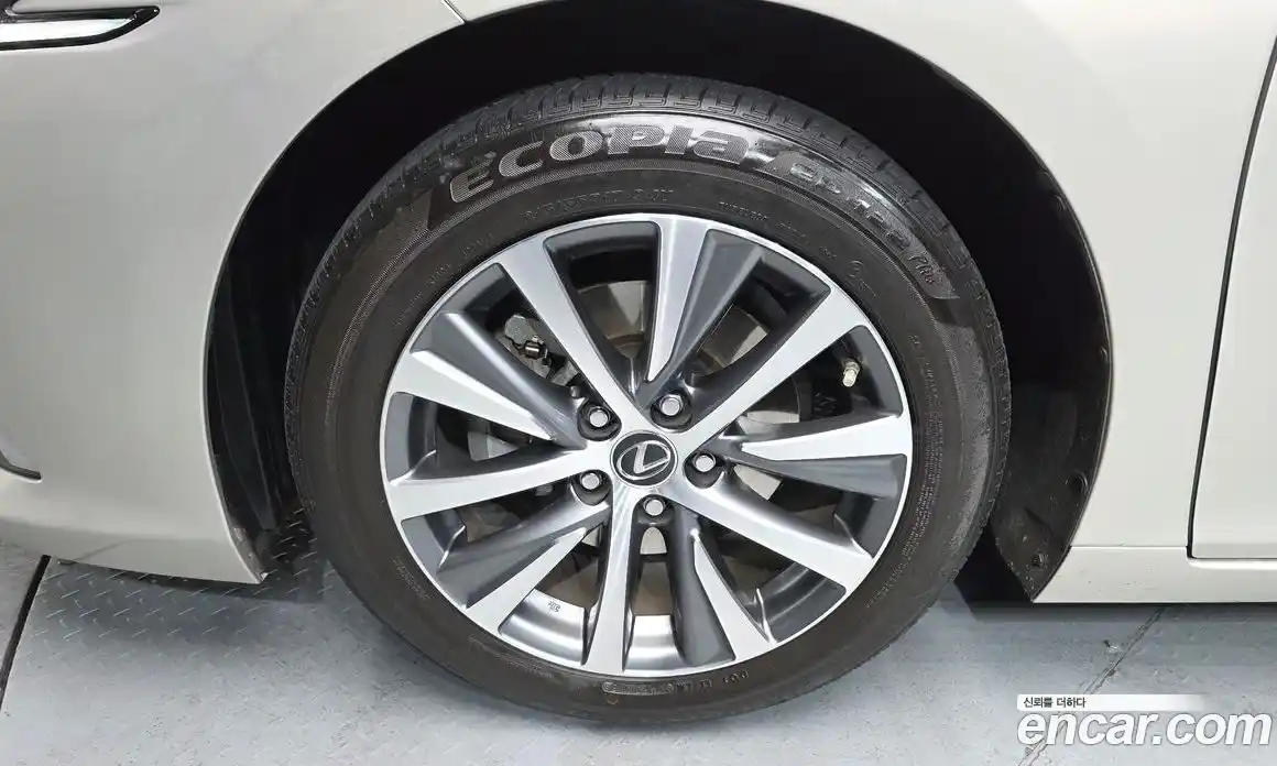 Lexus ES 2018 2.5 гидро в Москве № 499583, фото 4