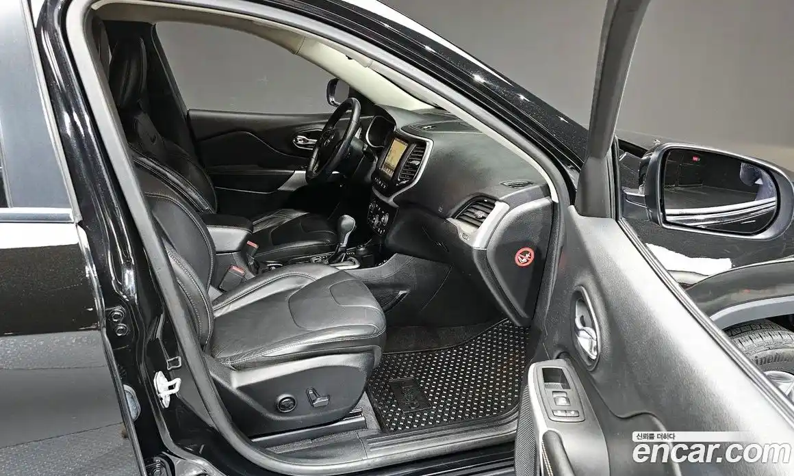 Jeep Cherokee 2018 2.4 гидро в Москве № 169908, фото 12