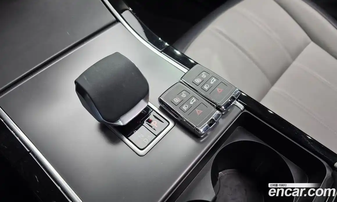 Land Rover Range-Rover Evoque 2024 2.0 гидро в Москве № 824684, фото 9