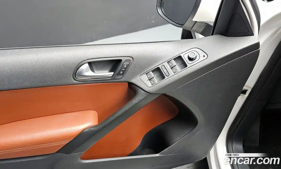 Volkswagen Tiguan 2011 2.0 гидро в Москве № 173051, фото 17