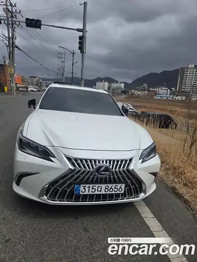 Lexus ES, 2025