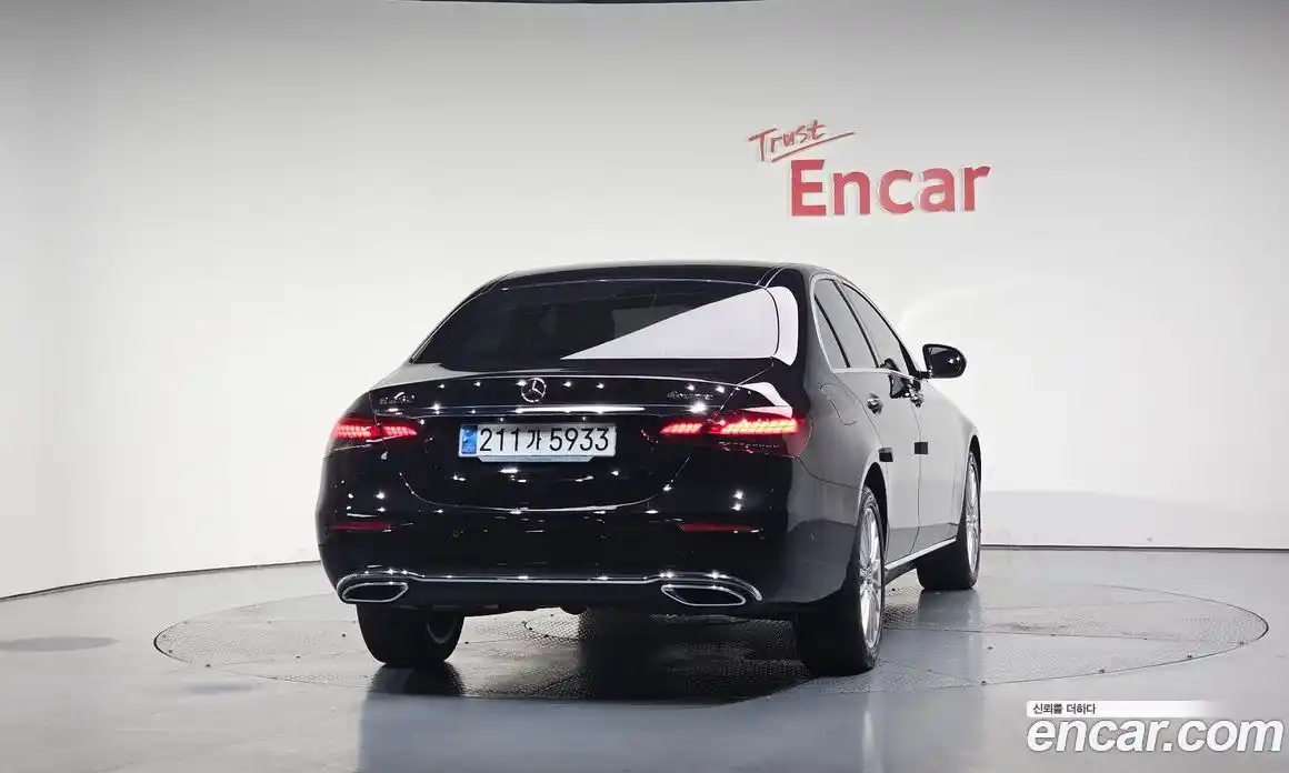 Mercedes-Benz E-Class 2023 2.0 гидро, фото 4
